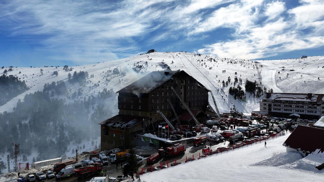 Bolu'da Yangın Faciası: Belediye "Uygunluk" Belgesi Verdiği Otel Alev Alev!