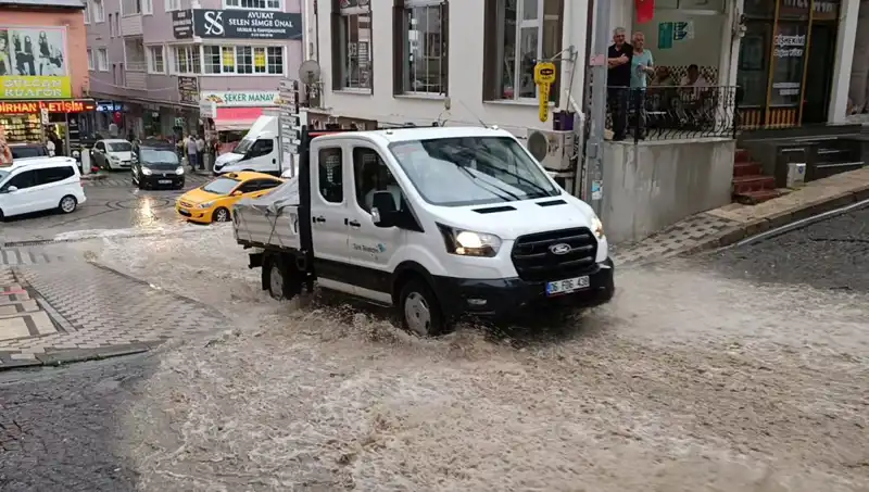10 Dakikalık Sağanak Yağış, Şehirde Su Baskınlarına Yol Açtı!