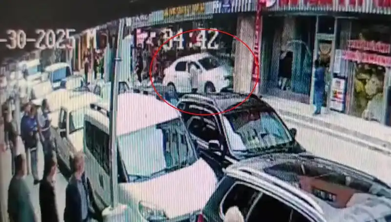 Alkollü Sürücünün Mağaza Kazası, İki Çocuğun Hayatını Tehlikeye Attı