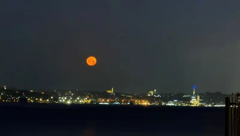 İstanbul'un Gökyüzünde Büyüleyici Bir Manzara: Çilek Dolunayı Şenliği