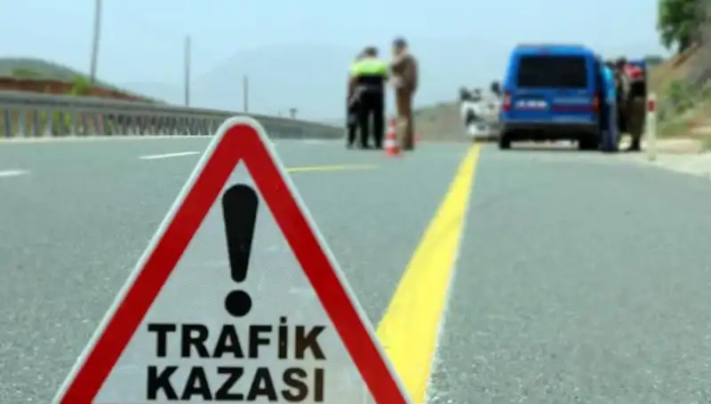 Otomobil ile Hafif Ticari Araç Çarpıştı: Feci Kazada 6 Can Gitti