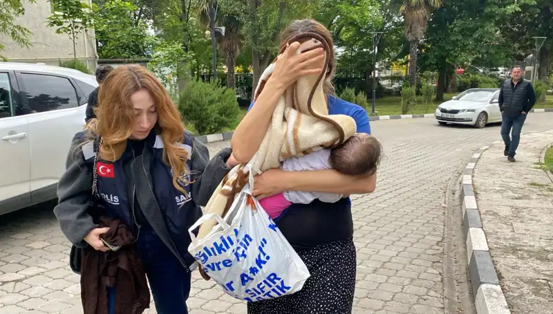 Evlerde Hırsızlık Yapan Kadın, Güvenlik Kamerası İle Yakalandı