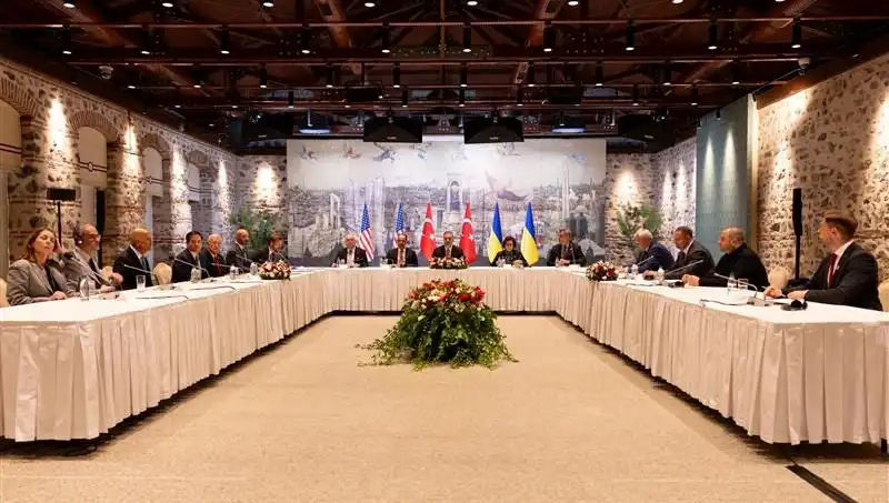 Barış Masasında Kritik Gün: Üçlü Zirve Toplantısı Tam Hızla Devam Ediyor