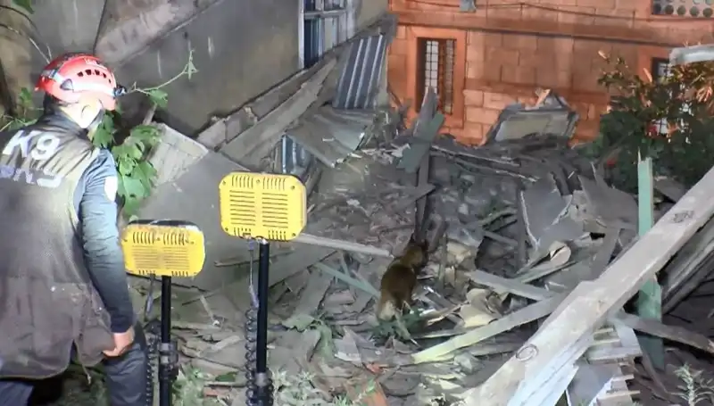 İstanbul'da Deprem Sonrası Hasar Gören Bina Çöktü: Can Kaybı Yaşandı mı?