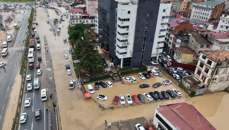 Trabzon'da Sel Felaketi: Kayıp Vatandaş İçin Arama Çalışmaları Devam Ediyor