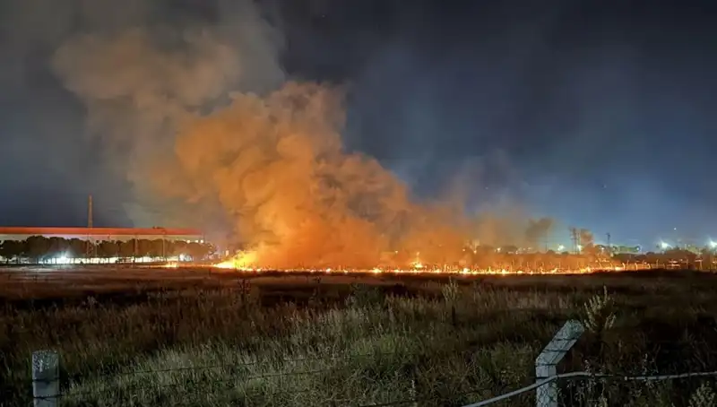 İzmir'de Gece Yarısı Patlayan Yangın, Şehirde Paniğe Yol Açtı