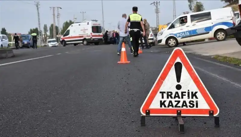 Antalya'da Araç Kanala Devrildi: 2 Kişi Yaralandı!