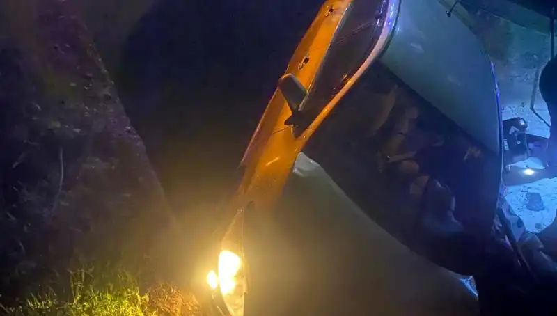 Adana'da Korkutan Kaza: Otomobil Şarampole Devrildi, İki Yaralı