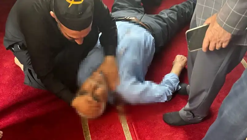 Camide Namaz Kılarken Bıçaklanan Vatandaşın Durumu Ciddiyetini Koruyor