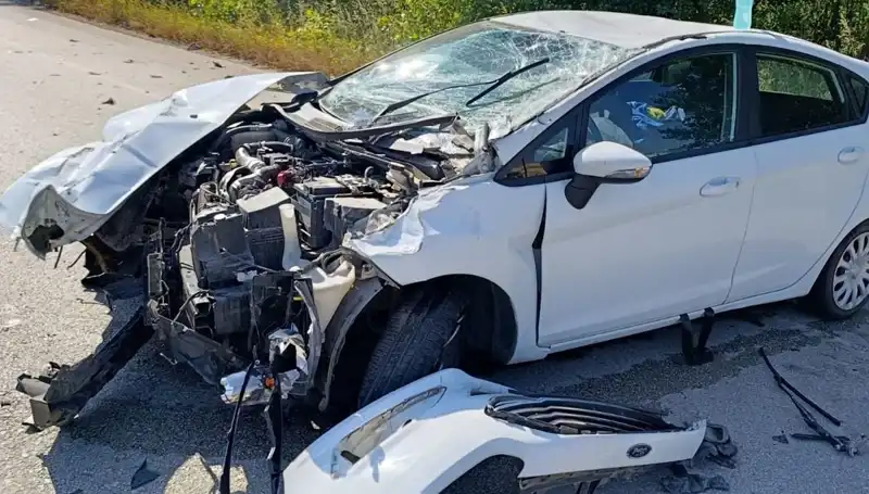 Çanakkale'de Trafik Kazası: İki Kişi Yaralandı, Olay Anı Kameralara Yansıdı