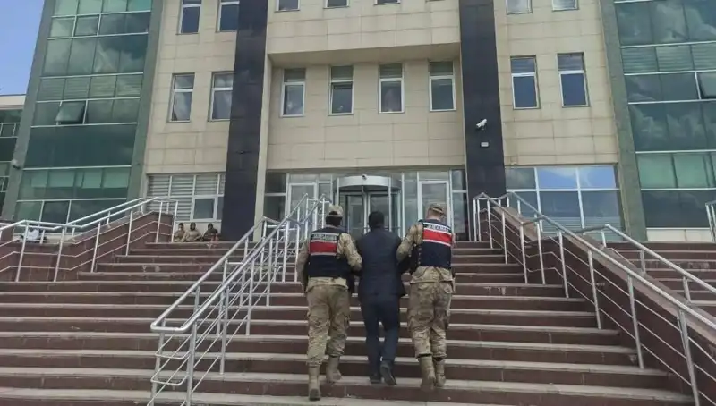 Hapis Cezasıyla Aranan Şahıs, Gizlendiği Yer Deseklenince Ele Geçirildi