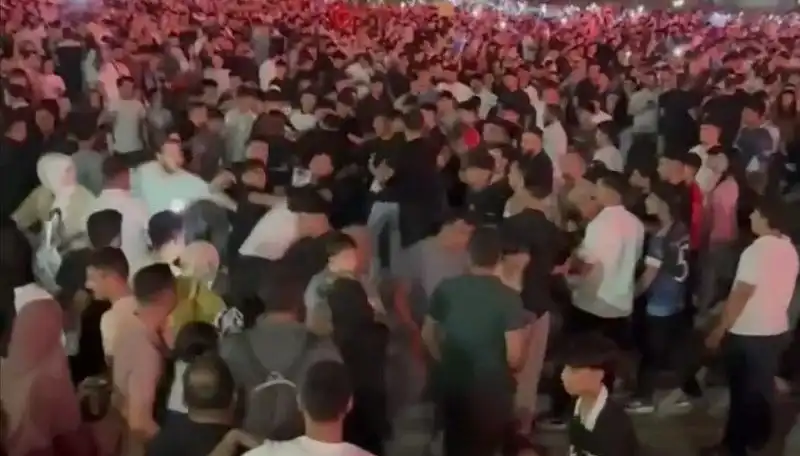 Konserde İnanılmaz Kavga: Bıçaklı Saldırıda Üç Kişi Yaralandı!