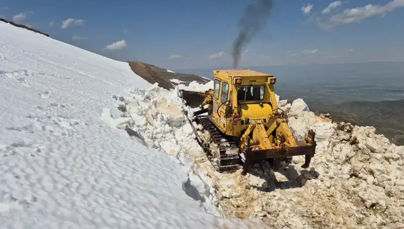 Nisan Ayında 2 Metreyi Bulan Karla Mücadele: Yol Açma Çalışmaları Başladı