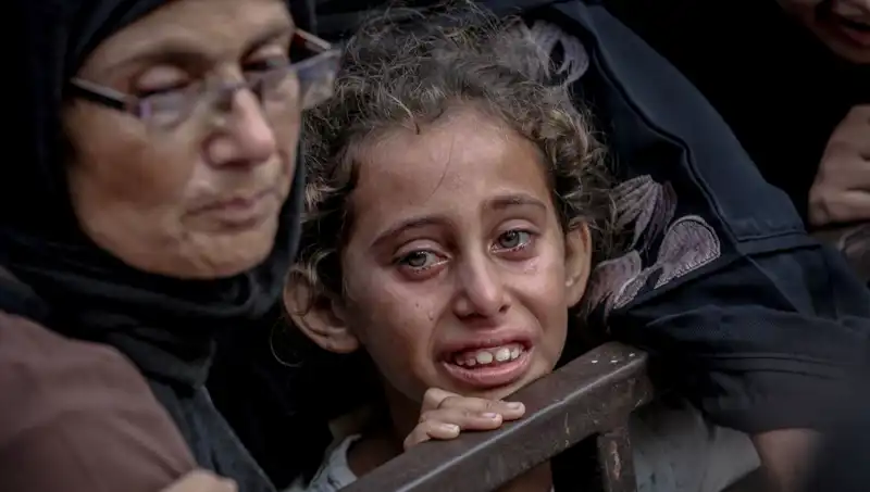 Gazze'de Açlık Savaşları: İsrail Askerinin Yiyecekleri Toprağa Gömme Olayı Gündemde!
