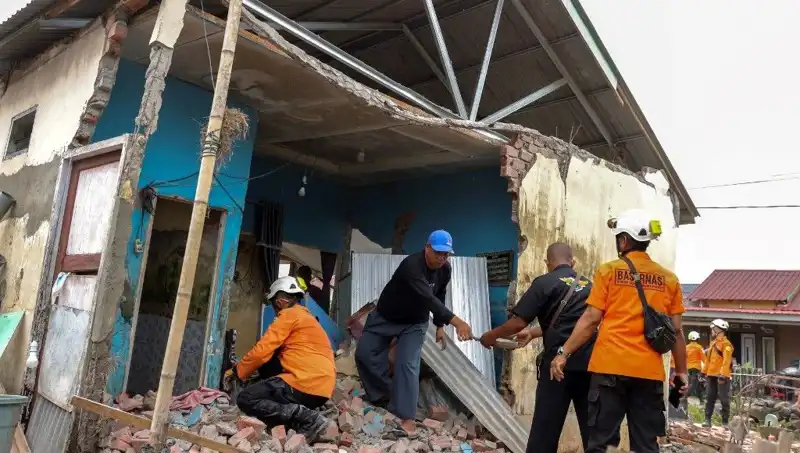 Endonezya'da Şok Edici Deprem: 5,7 Büyüklüğünde Sarsıntı 8 Evi Yerle Bir Etti