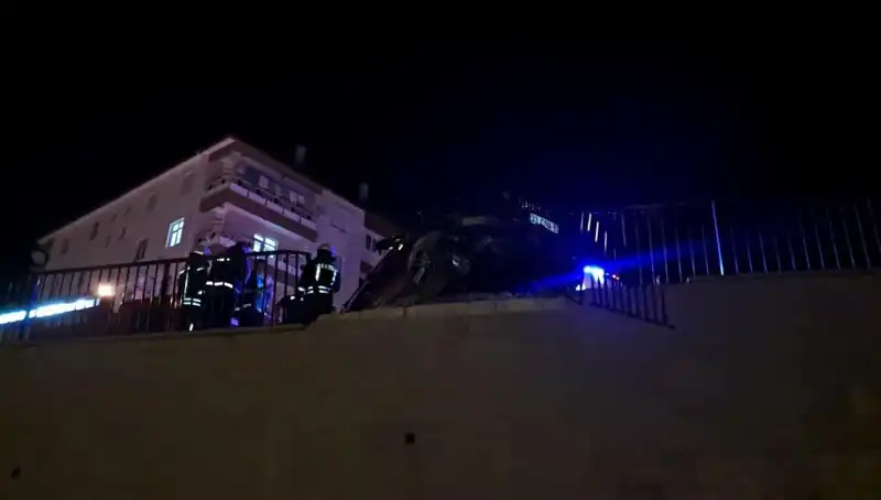 Kontrolden Çıkan Araç Bariyere Çarpıp Asılı Kaldı, O Anlar Kayıt Altına Alındı!