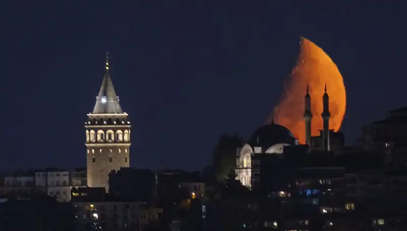 İstanbul'un Gözdesi: Yarım Ay Geceye Büyüleyici Bir Işık Saçtı