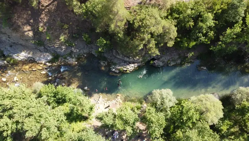 Adana'da Sıcak Havalar Nemle Birleşti, Yaylacılar Kaynak Sularında Sakinlik Arıyor
