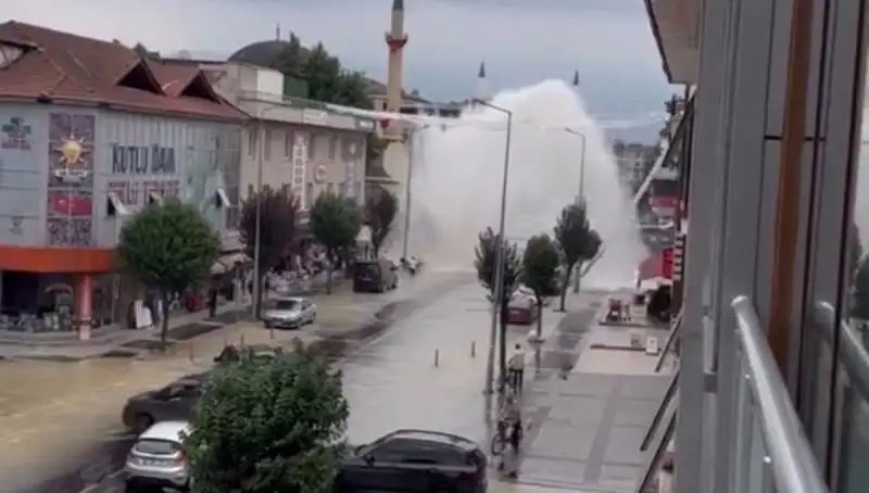 İçme Suyu Hattı Patladı: Şehirde Su Fıskırması Panik Yaratıyor