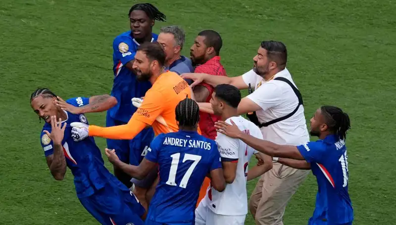 Dev Finalde Şok: Teknik Direktörden Futbolcuya Yumruk Attı!
