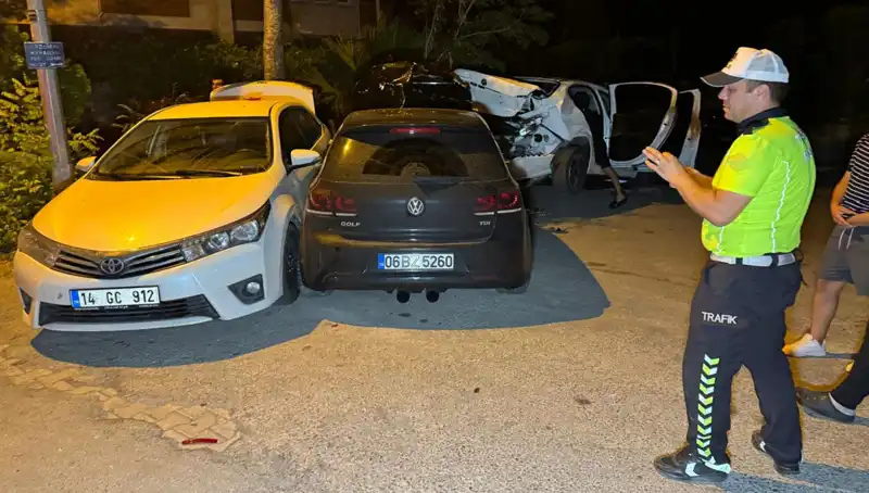 Alkollü Sürücü Sokakları Birbirine Kattı: Üç Aracı R toplamda Sıfırladı
