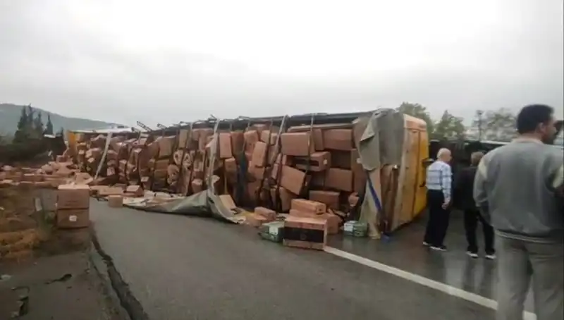 TEM Otoyolu'nda TIR Devrildi: Ankara Yolu Trafiği Kilitlendi!