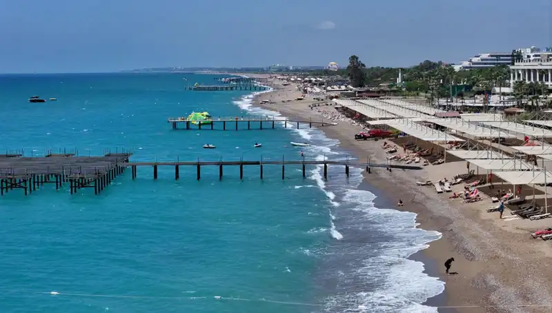 Antalya Sahillerinde Güneşli Hava: Yaz Mevsimi Cennetine Dönüş!