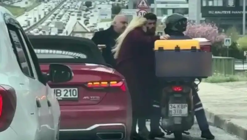 D-100'de Yaşanan Korkunç Olay: Motokuryeye Silah Çeken Şahıs Gündem Oldu