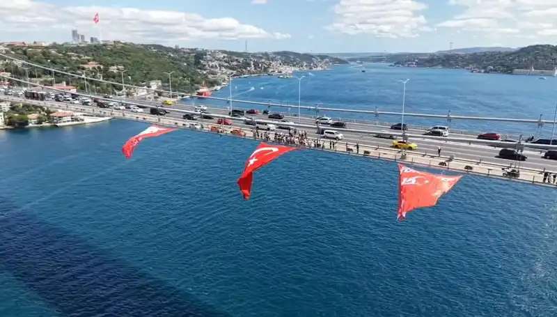 Türk Bayrağı ile Dolu Dev Bir Köprü: Sadece Bir Sembol Mü?