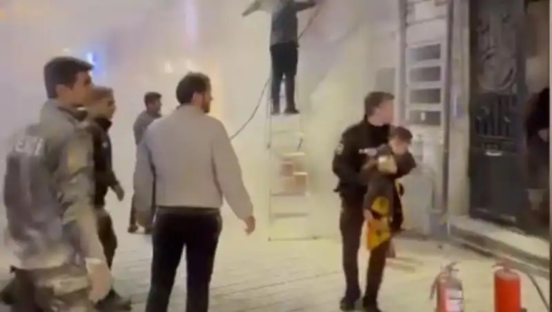 Beyoğlu'nda Yangın Faciası: Mahsur Kalan Çocuk Fark Edildi ve Kurtarıldı