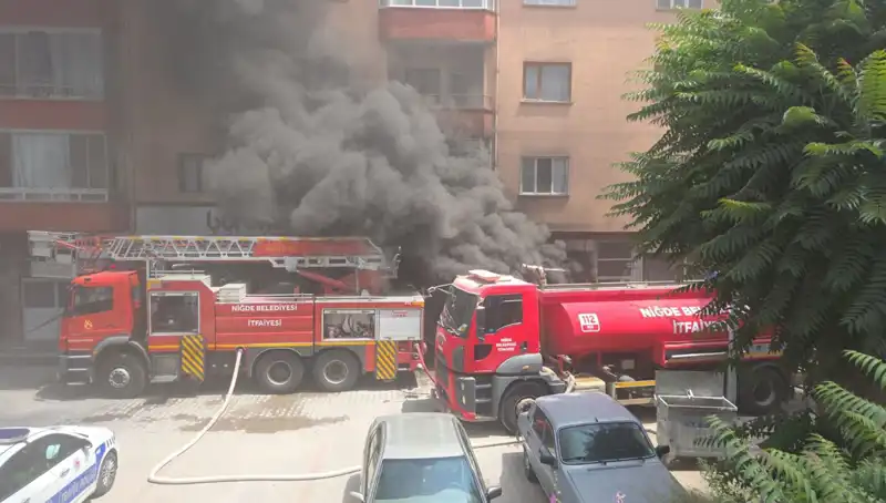 Niğde'deki Beyaz Eşya Deposunda Gizemli Yangın: Sebebi Henüz Belirsiz!