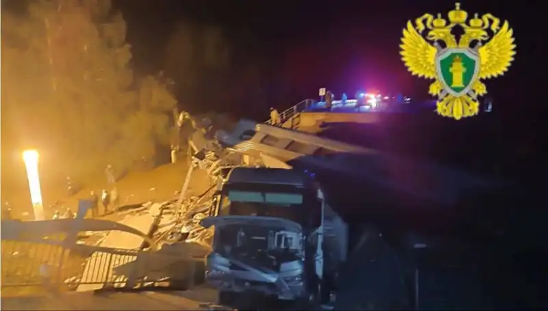 Rusya'da Şok Edici Kaza: İki Köprü Çöktü, Trenler Raydan Çıktı