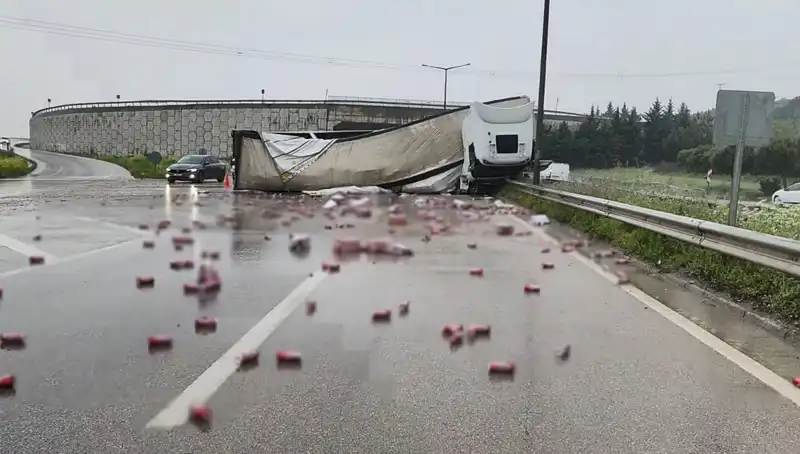 TIR Devrildi, Yolda Şaşırtıcı Manzara: İçkiler Saçıldı!